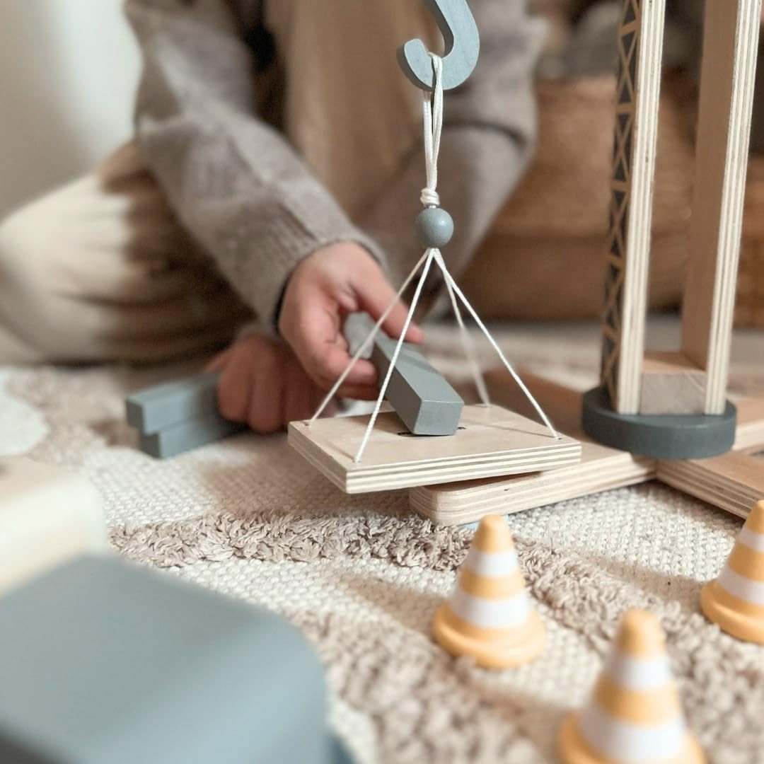 Mamabrum Holz - Baustellen Set mit Mobilkran, Baufahrzeuge, Verkehrskegel & Baumat