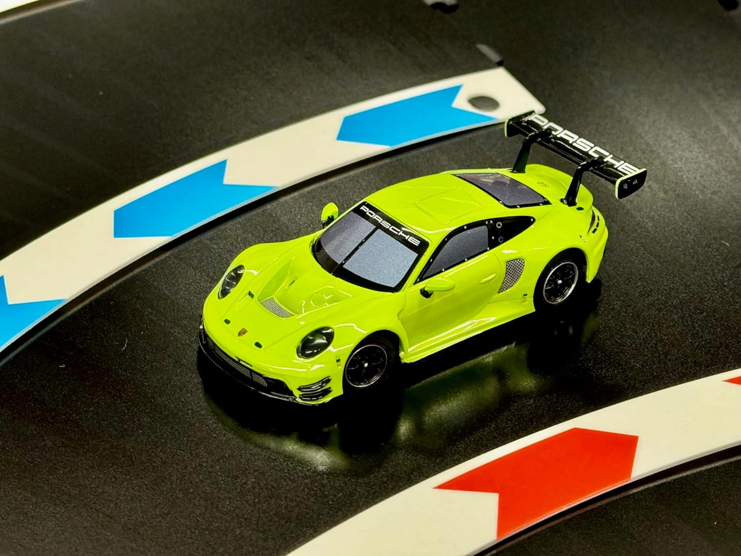 Carrera HYBRID – Speedway to Hell | Rennbahn der neuen Generation | Legendärer Porsche 911 GT3 R im Maßstab 1:50 | Hybrid - Technologie mit KI - Unterstützung | Steuerung per Smartphone - App