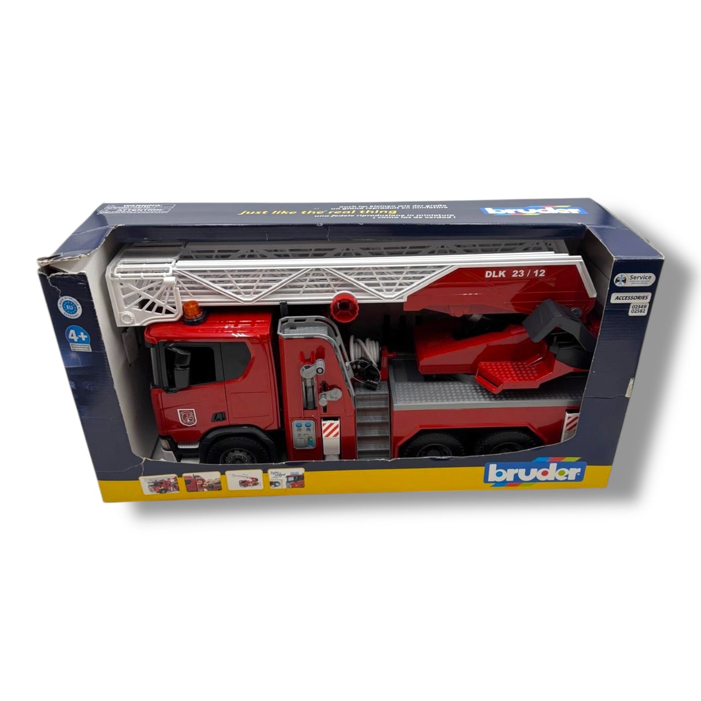 bruder 03591 – Scania Super 560R Feuerwehrfahrzeug mit Drehleiter Maßstab 1:16 | Mit Wasserpumpe, Light & Sound Modul