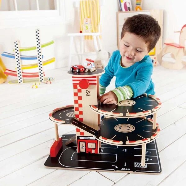 Hape Parkhaus Spielset aus Holz – Autogarage auf drei Ebenen