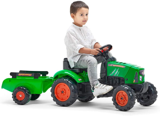 Kind auf Falk – Traktor mit Pedalen Supercharger Grün mit Anhänger spielend