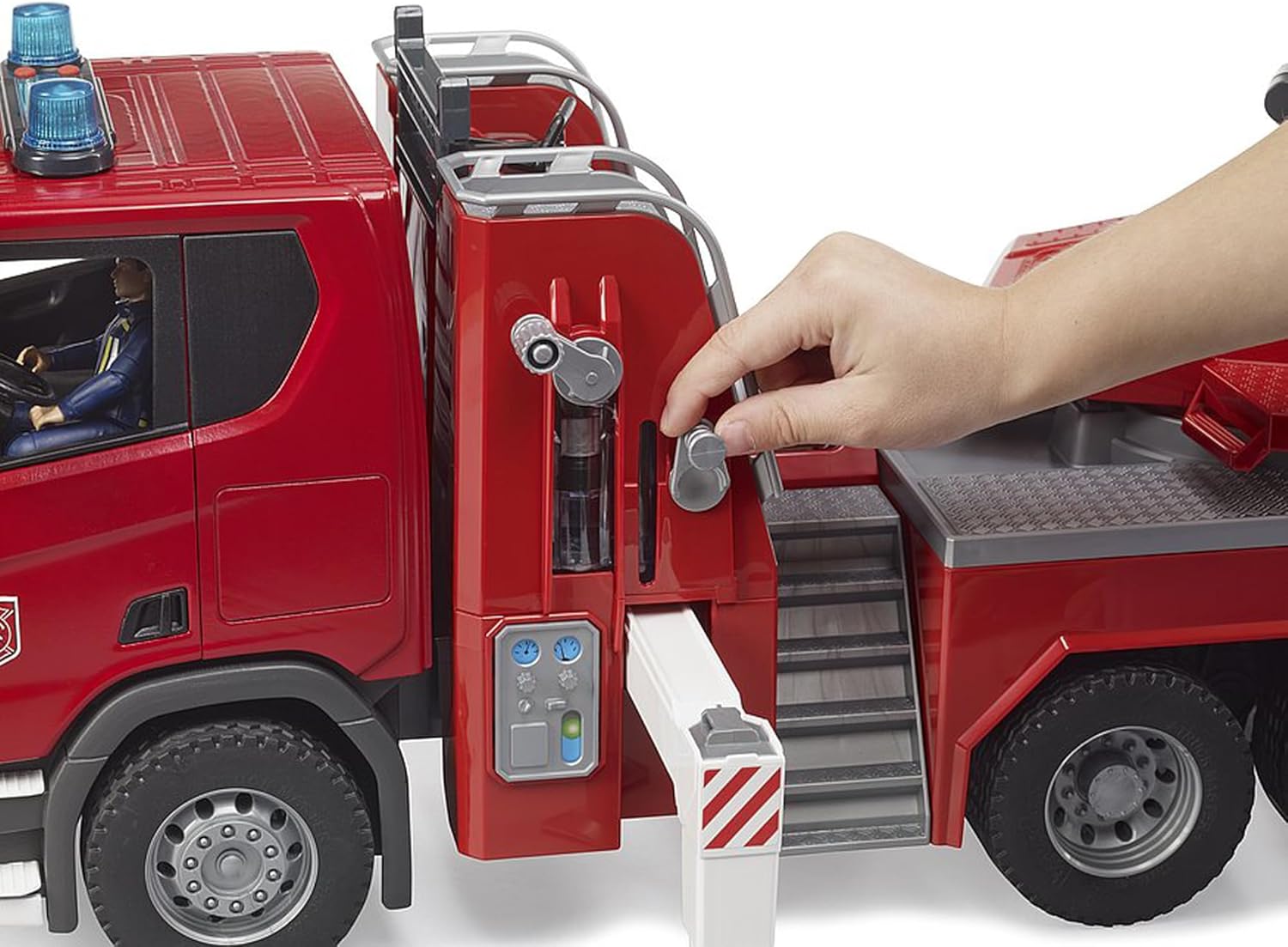 bruder 03591 – Scania Super 560R Feuerwehrfahrzeug mit Drehleiter Maßstab 1:16 | Mit Wasserpumpe, Light & Sound Modul
