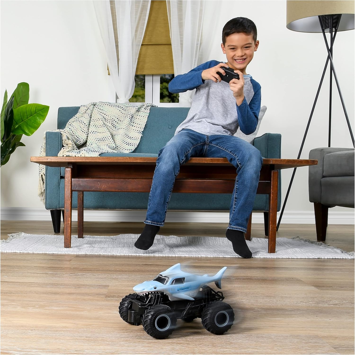 Monster Jam, Megalodon RC, Ferngesteuerter Truck im Megalodon Hai - Design, für drinnen und draußen, Maßstab 1:24, ab 3 Jahren