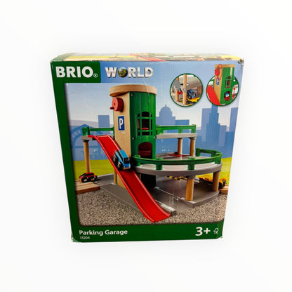 BRIO World Parkhaus mit Straßen & Schienen (33204) – Holzeisenbahn Zubehör