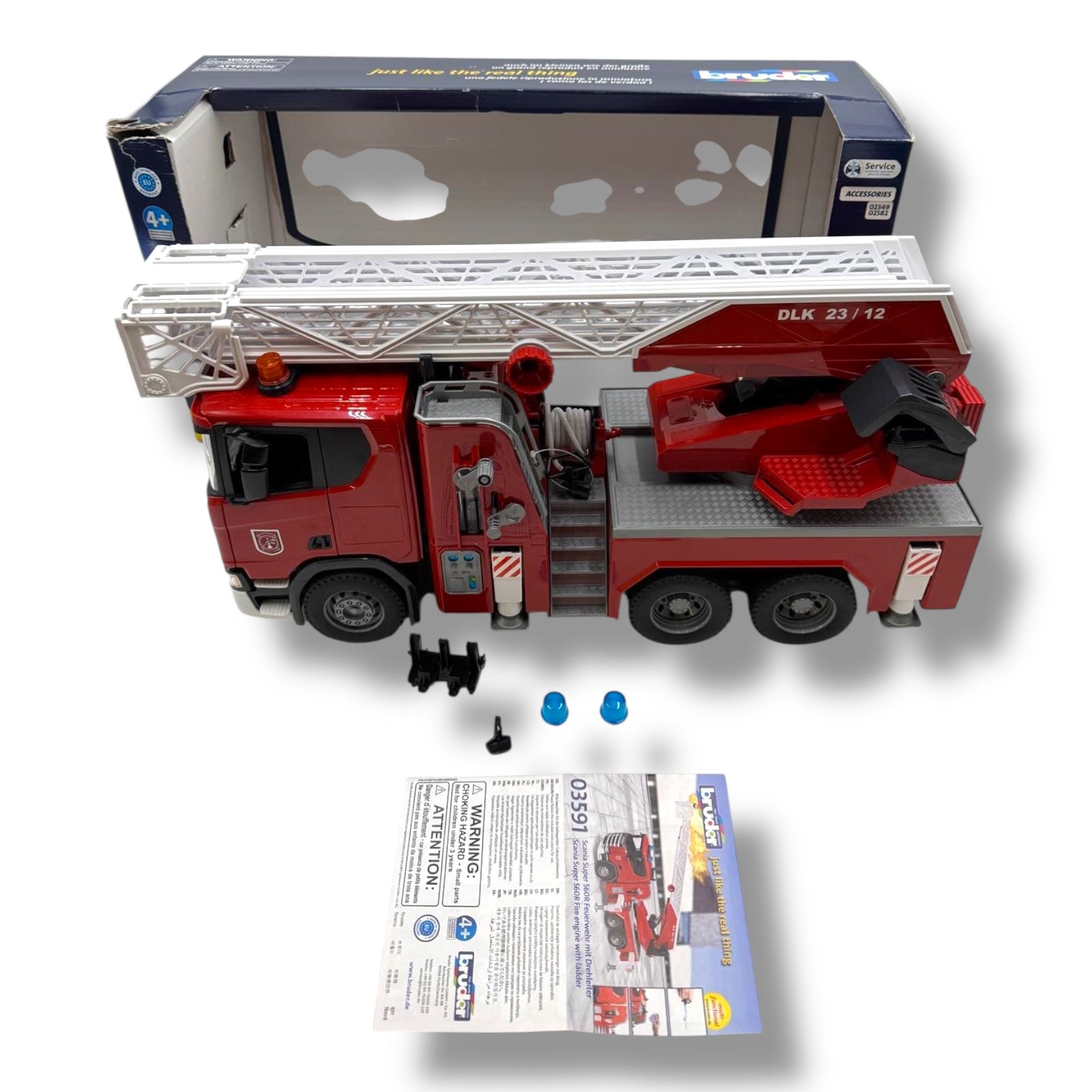 bruder 03591 – Scania Super 560R Feuerwehrfahrzeug mit Drehleiter Maßstab 1:16 | Mit Wasserpumpe, Light & Sound Modul