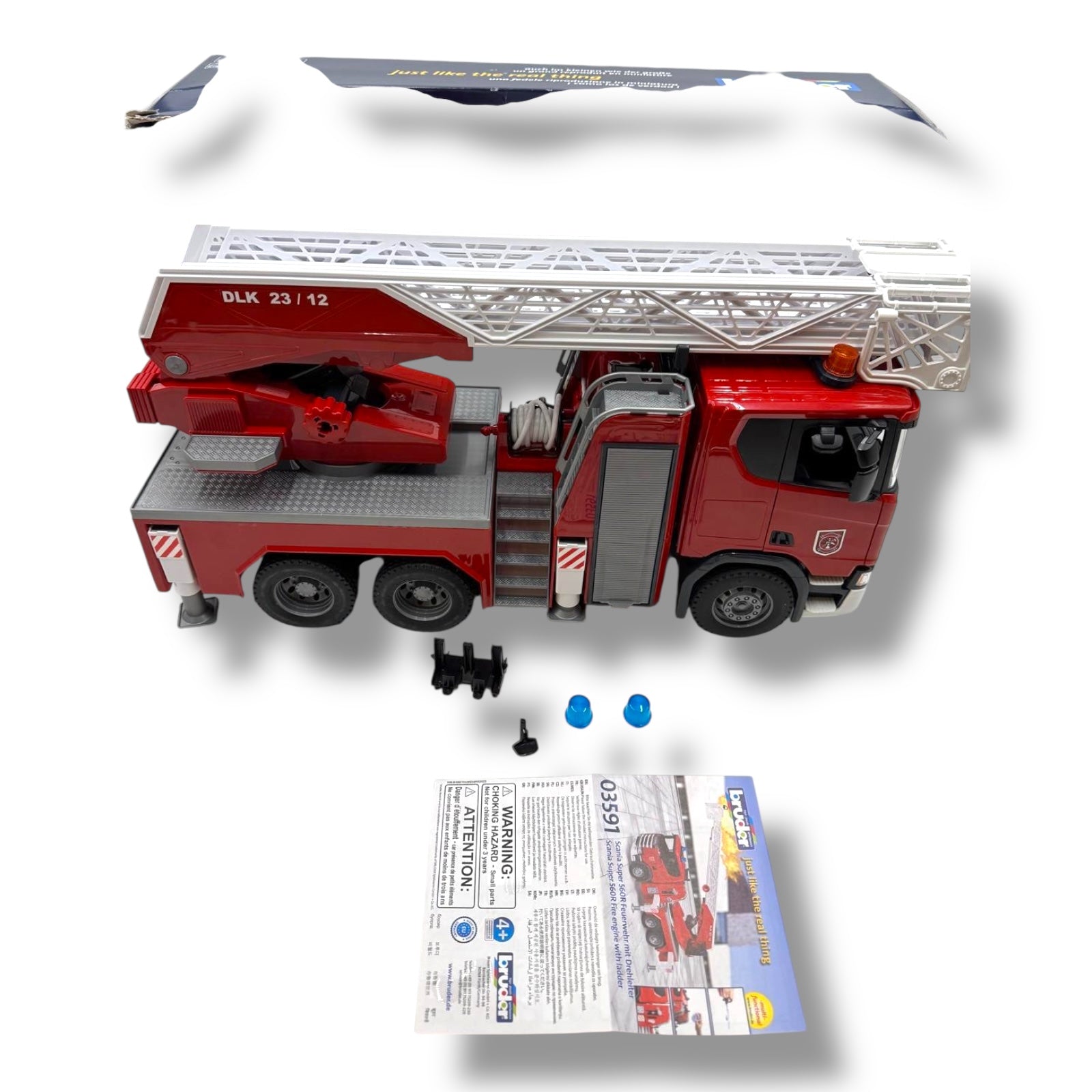 bruder 03591 – Scania Super 560R Feuerwehrfahrzeug mit Drehleiter Maßstab 1:16 | Mit Wasserpumpe, Light & Sound Modul